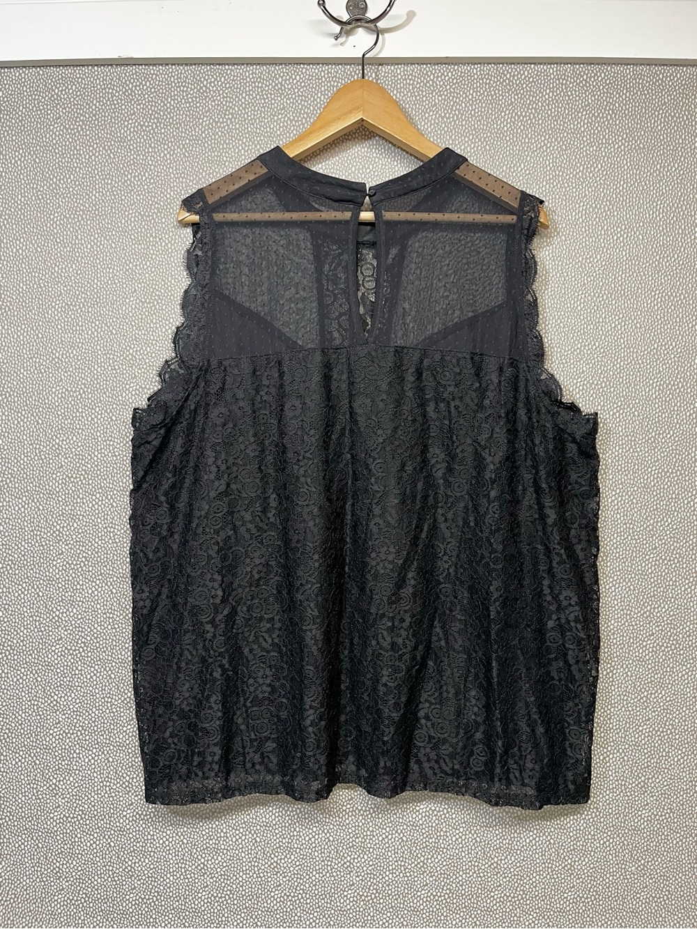 3 3X (22-24) Torrid Black Lace Sleeveless Sheer Yoke Blouse - Picture 4 of 8